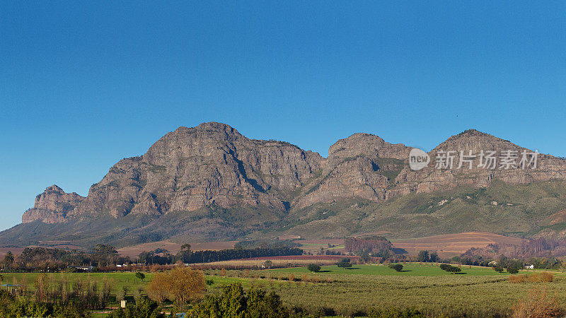 Simonsberg North Face和酒园和湛蓝的天空